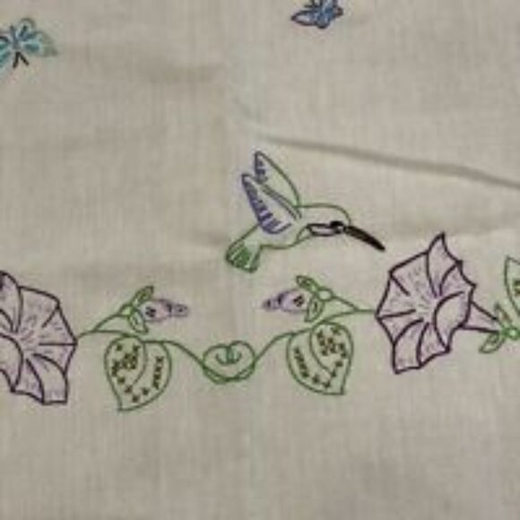 82 X 49 White Embroidered Tablecloth Hummingbirds Butterflies Flowers Purple - Picture 6 of 11